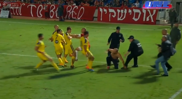 Как футбольный фанат израильское дерби остановил