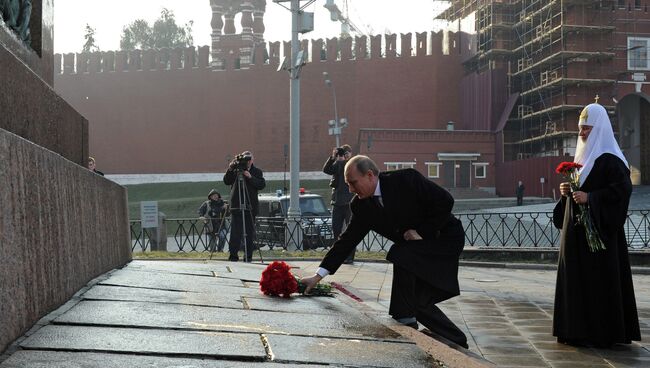 В.Путин возложил цветы к памятнику Минину и Пожарскому на Красной площади