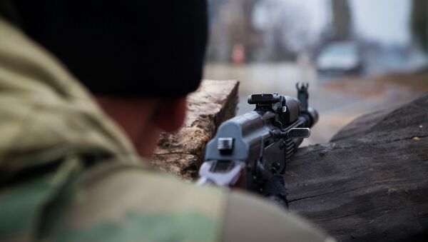 Боец ДНР во время боевого дежурства на одном из КПП Донецка