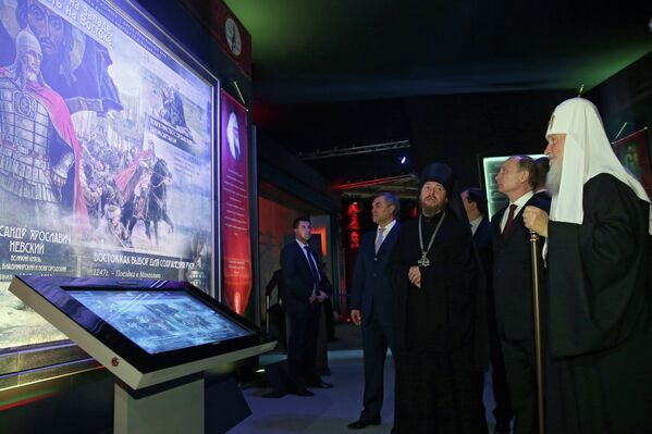 В.Путин посетил выставку Православная Русь. Моя история. Рюриковичи