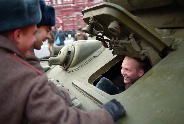 Военнослужащие на репетиции торжественного марша, посвященного параду 1941 года