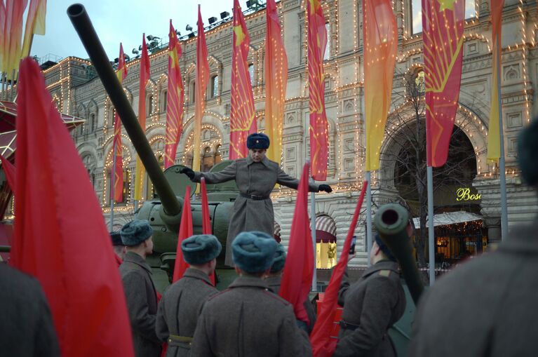 Военнослужащие на репетиции торжественного марша, посвященного параду 1941 года