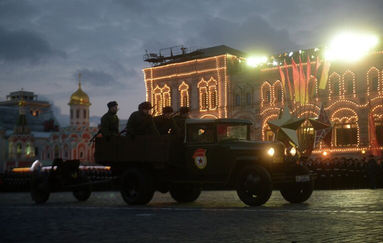 Репетиция торжественного марша, посвященного легендарному параду 1941 года