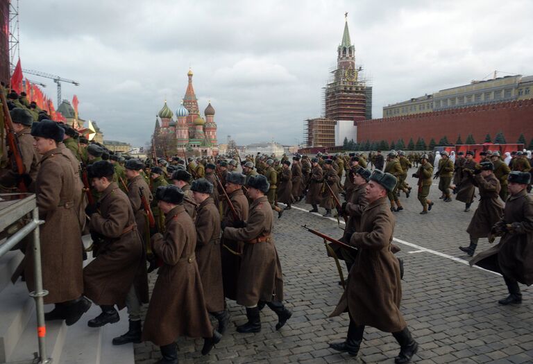 Репетиция торжественного марша, посвященного легендарному параду 1941 года