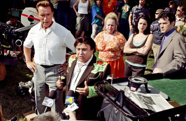 Арнольд Шварценеггер и Дэнни Де Вито во время общения с прессой во время съемок фильма Странные родственники