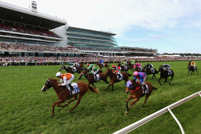 Наездники во время заезда на скачках Melbourne Cup Day