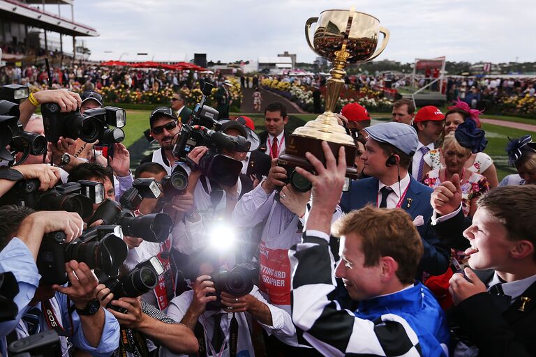 Жокей Райан Мур празднует победу в одном из заездов Melbourne Cup Day