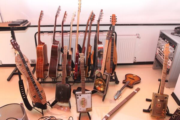 Коллекция гитар Дмитрия Диброва у него дома