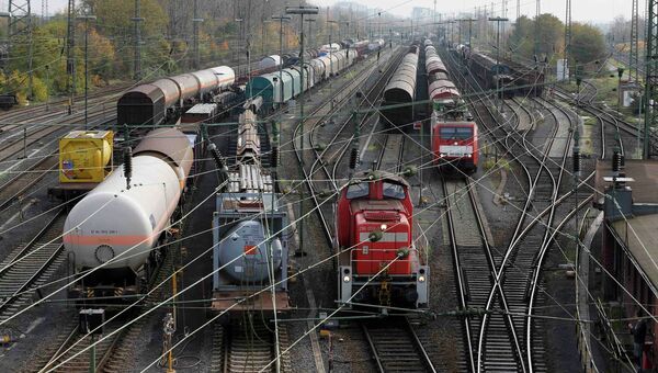 Локомотивы и подвижной состав Deutsche Bahn стоят в депо поездов во время забастовки машинистов
