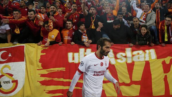 Фанаты турецкого футбольного клуба Галатасарай во время матча Лиги чемпионов против дортмундской Боруссии