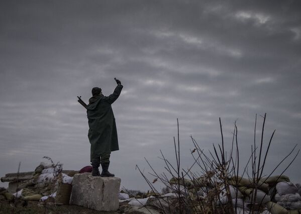 Ополченец Луганской народной республики на первой линии обороны в Славяносербском районе неподалеку от Луганска