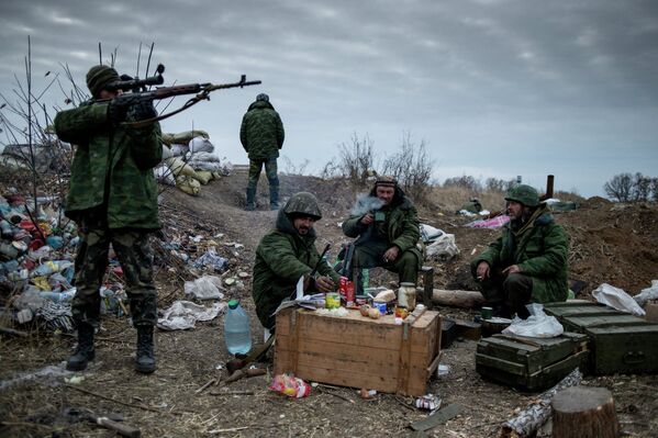 Ополченцы Луганской народной республики на первой линии обороны в Славяносербском районе неподалеку от Луганска