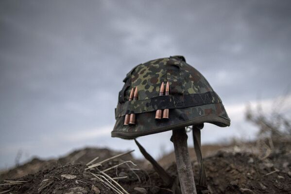 Каска одного из ополченцев Луганской народной республики на первой линии обороны в Славяносербском районе неподалеку от Луганска