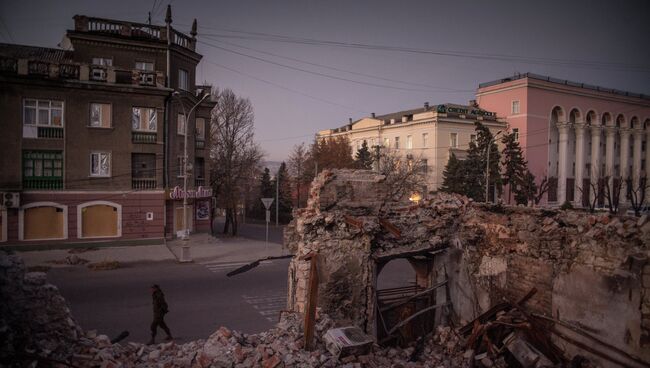 Вид на одну из улиц в Луганске. Архивное фото