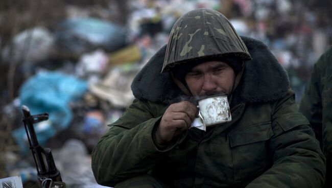 Ополченец Луганской народной республики на первой линии обороны в Славяносербском районе неподалеку от Луганска