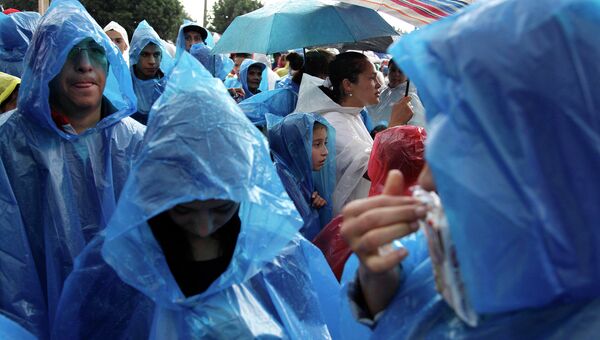 Жители Колумбии укрываются от дождя. Архивное фото