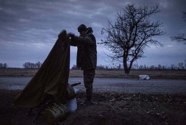 Ополченец Луганской народной республики на первой линии обороны в Славяносербском районе неподалеку от Луганска