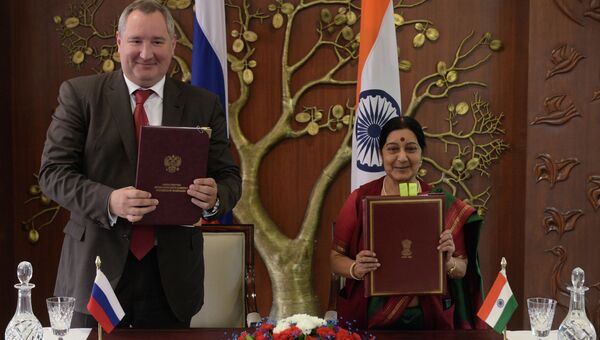 Заместитель председателя правительства РФ Дмитрий Рогозин и министр иностранных дел Индии Сушма Сварадж 5 ноября 2014 года