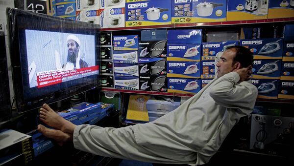 Житель Афганистана смотрит телевизор в магазине электроники. Кабул. Афганистан. Архивное фото