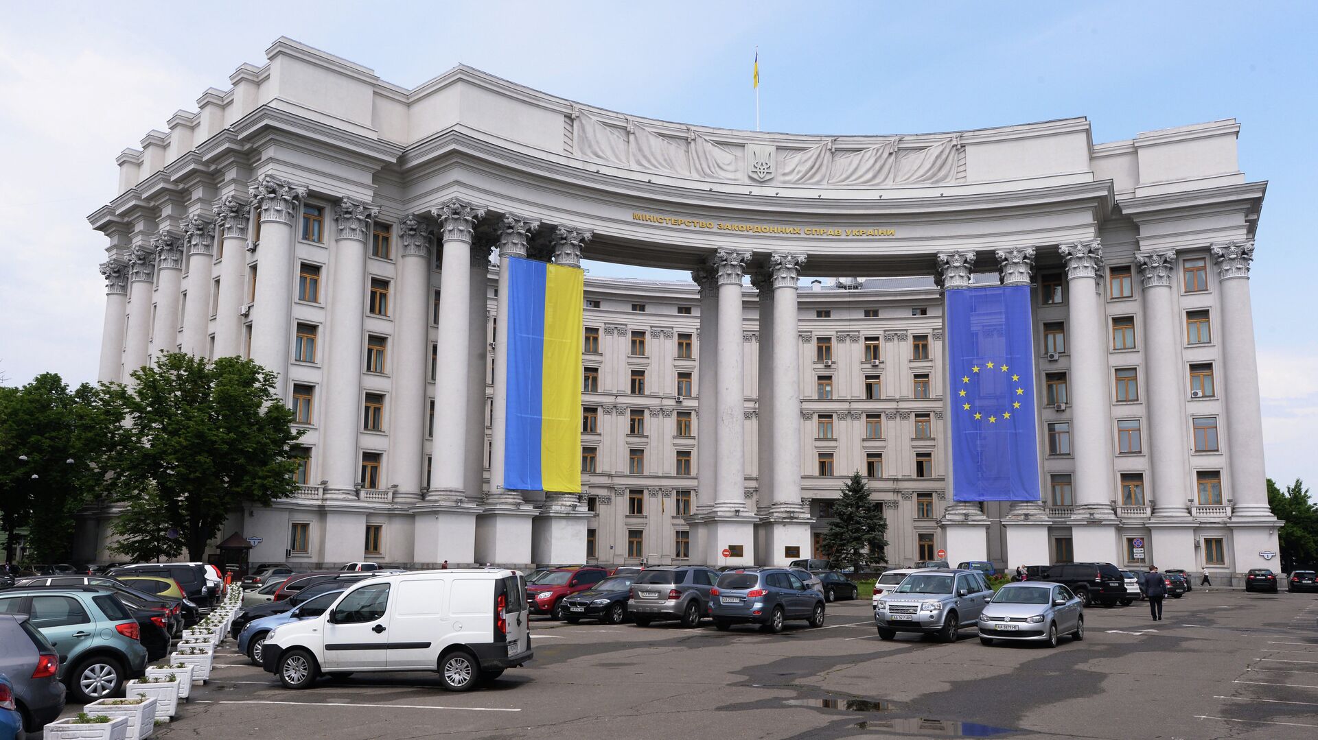 Здание МИДа Украины с национальным флагом Украины и флагом Евросоюза на фасаде - РИА Новости, 1920, 09.06.2021