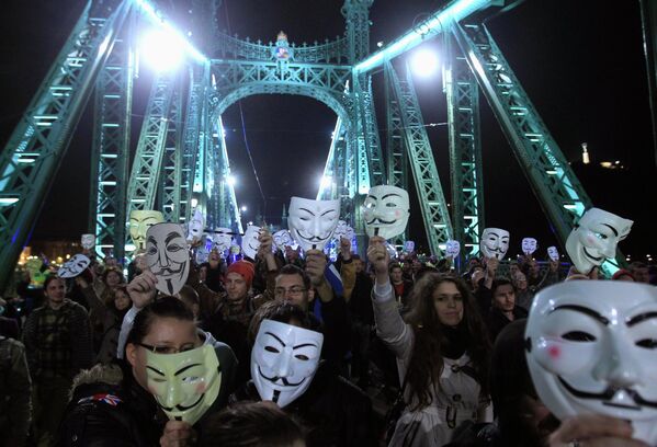 Участники марша миллионов масок в Будапеште, Венгрия