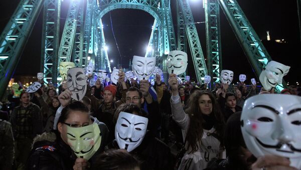 Участники марша миллионов масок в Будапеште, Венгрия