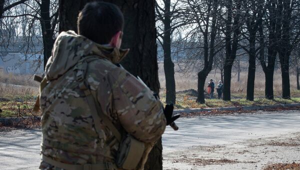 Ополченец в окрестностях аэропорта Донецка. Архивное фото