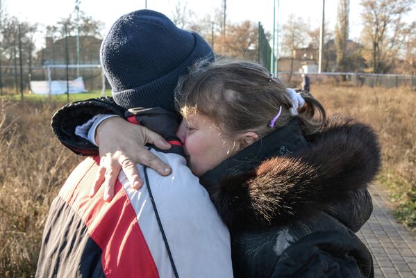 Родные детей, пострадавших при обстреле школы в Донецке. 6 ноября 2014