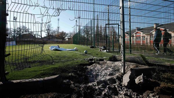 Последствия обстрела школы в Донецке. Архивное фото