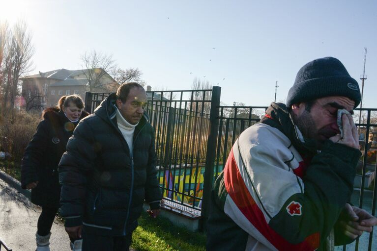 Последствия обстрела школы в Донецке