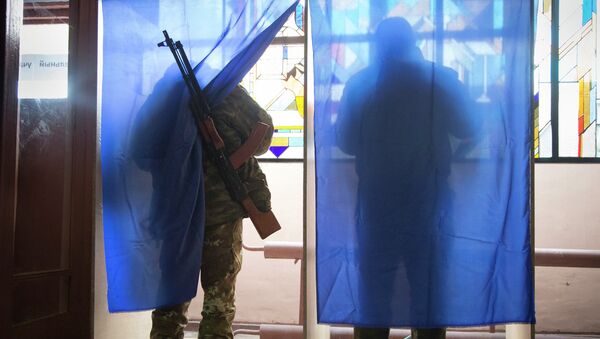 Ополченцы голосуют на выборах главы ДНР и депутатов Народного Совета республики. Архивное фото