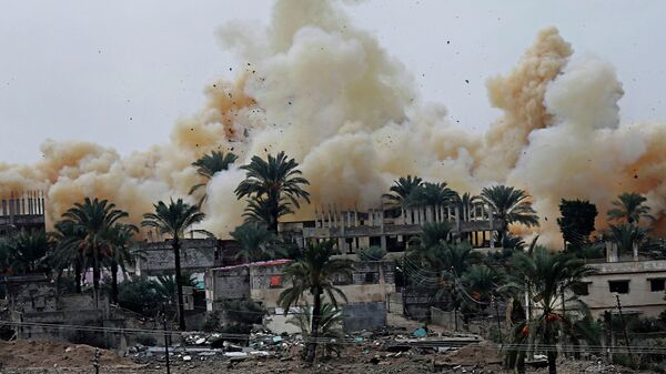 Дым от взрывов в египетской части города Рафах