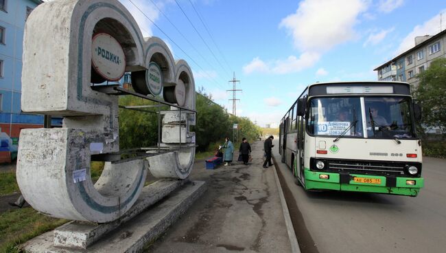 Автобусная остановка на одной из улиц Воркуты. Архивное фото