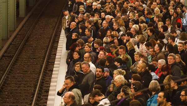 Пассажиры на станции Александрплац в Берлине