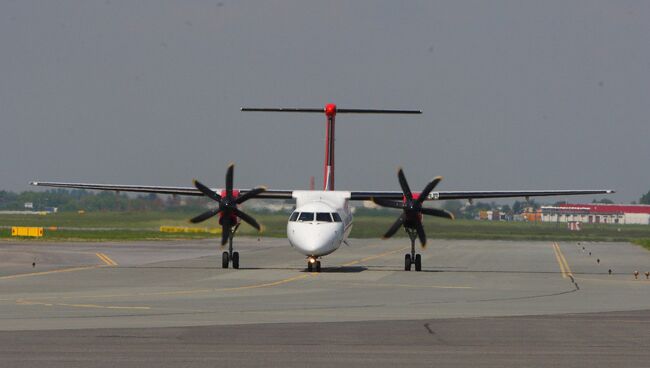 Самолет модели De Havilland Canada DHC-8-402Q Dash 8. Архивное фото