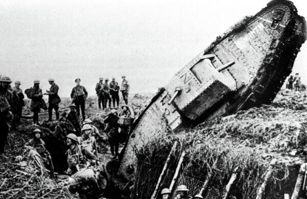 Поврежденный британский танк. Первая мировая война