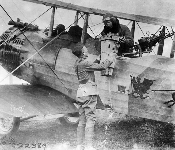Летчик получает фотоаппарат во время Первой мировой войны