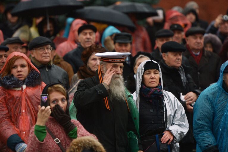 Зрители на Красной площади в Москве во время торжественного марша, посвященного легендарному параду 7 ноября 1941 года