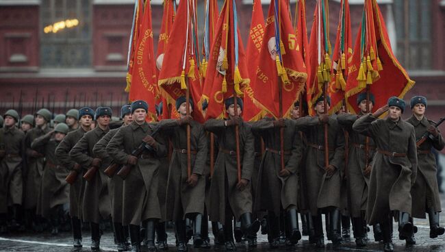 Торжественный марш, посвященный параду 1941 года. Архивное фото