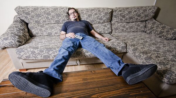Мужчина отдыхает на диване. Архивное фото