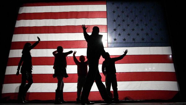 Люди на фоне американского флага. Архивное фото.