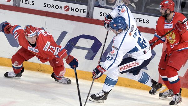 Игровой момент в хоккейном матче между сборными России и Финляндии, архивное фото