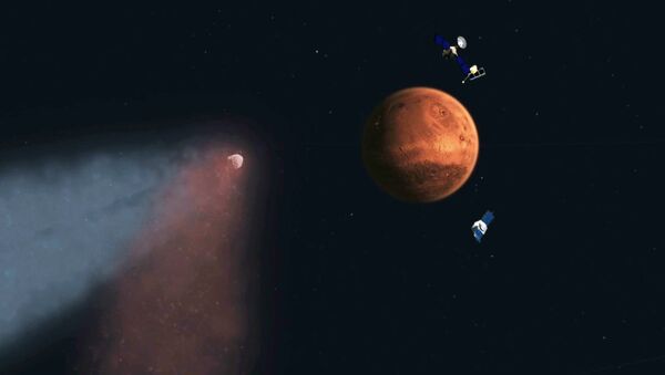 Художественное изображение приближения кометы Siding Spring к Марсу и космических аппаратов на его орбите