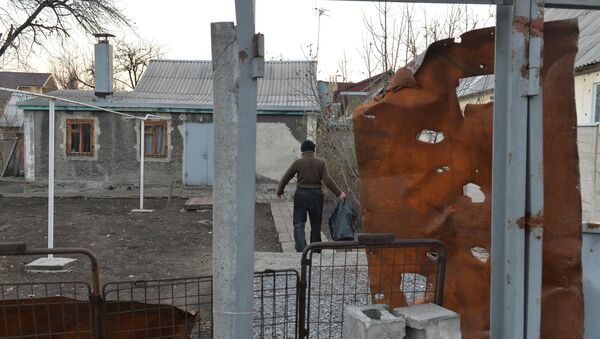 Последствия артиллерийского обстрела Донецка. Архивное фото