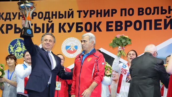 Министр спорта России Виталий Мутко (слева) во время церемонии награждения женской сборной по борьбе
