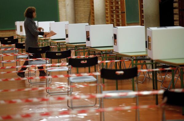 Приготовления на участке для голосования в Сан-Фелиу-де-Льобрегат, Каталония