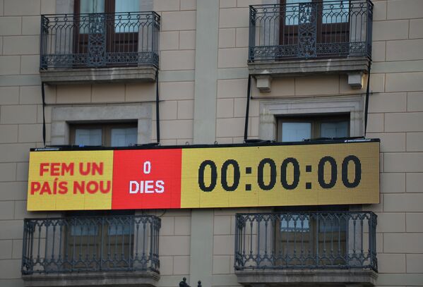 Информационное табло на стене одного из зданий перед началом неформального опроса о статусе Каталонии