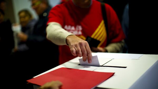 Житель Барселоны принимает участие в опросе о независимости Каталонии