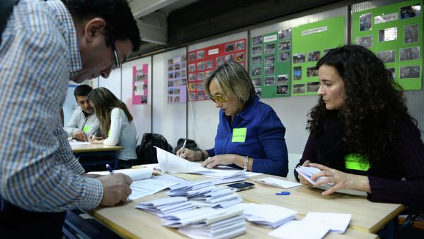 Подсчет голосов неформального опроса о статусе Каталонии на избирательном участке в Барселоне