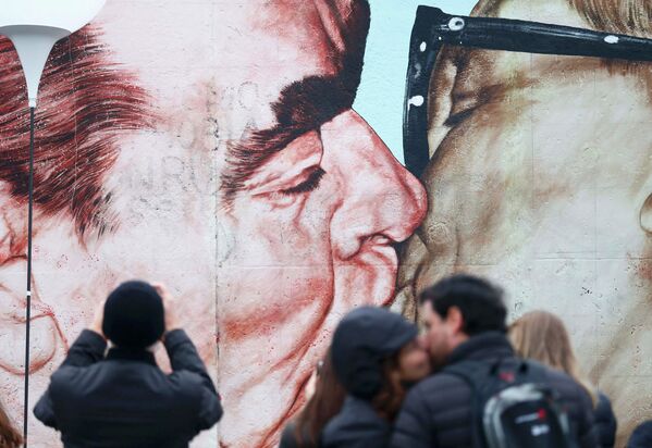 Фрагмент Берлинской стены с нарисованными на нем Леонидом Брежневым и Эрихом Хонекером
